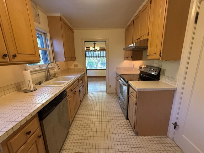 Building Photo - Now renting 3 bedroom House, visit our web...