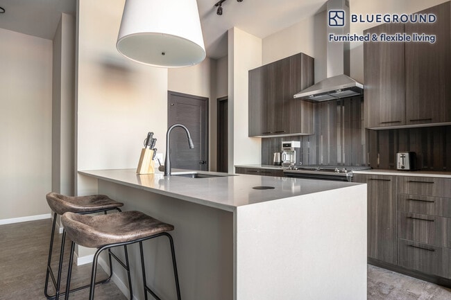 Building Photo - 939 W Washington Blvd