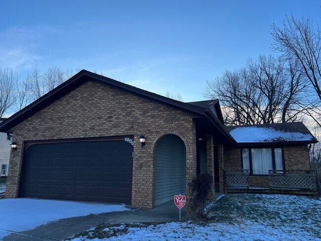 Building Photo - LARGE 4 BEDROOM 2 BATH TRI-LEVEL!