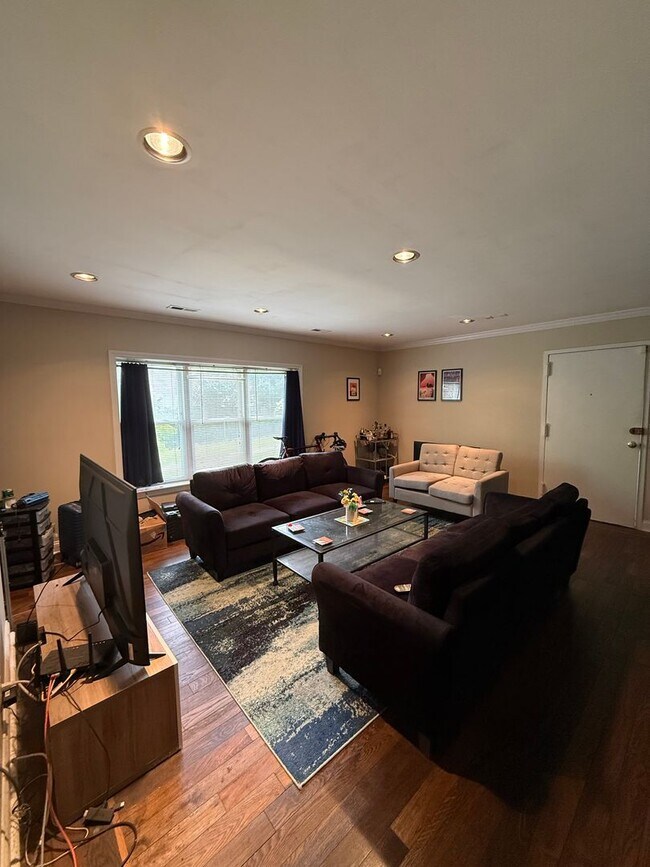 Foto del edificio - Spacious, Renovated Brighton / Oak Square area Condo with parking for September 1st - NO FEE