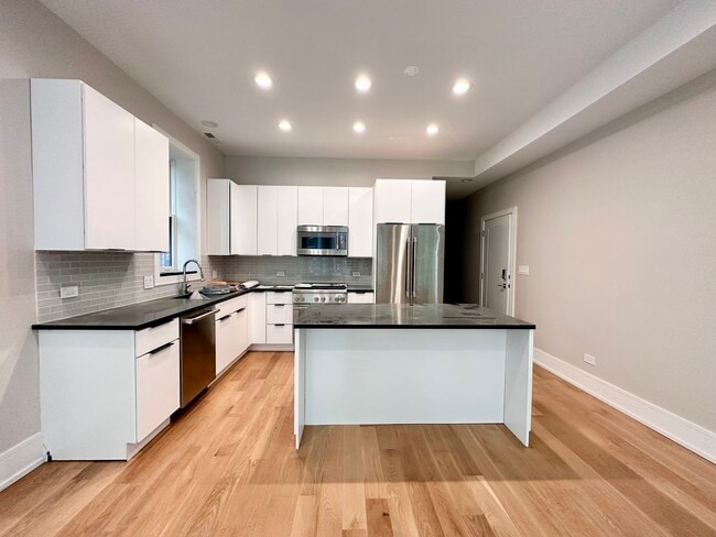 Building Photo - 930 N Wolcott Ave