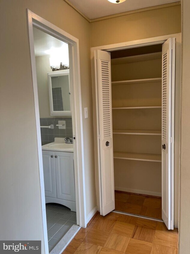 10201 Grosvenor Pl Unit 825, Rockville, MD 20852 Room for Rent in