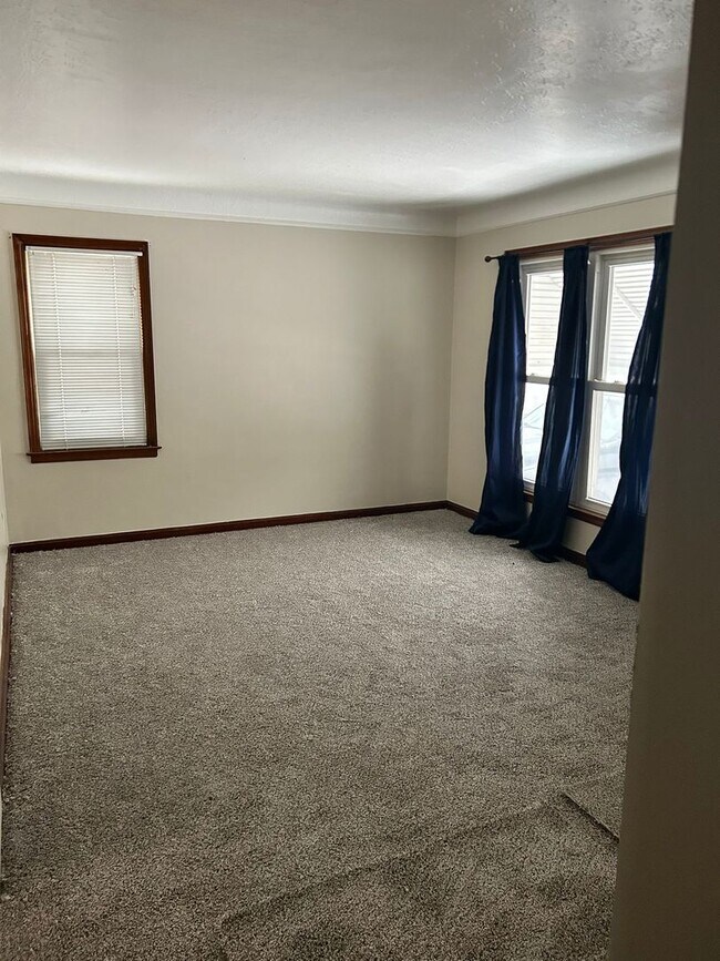 Building Photo - Rent ready!