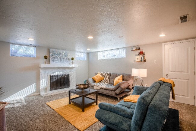 Building Photo - 35 E 1500 S