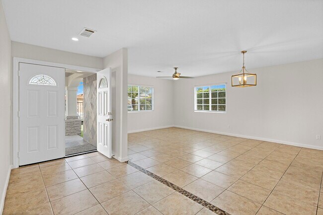 Foto del edificio - 1749 Dahlia Ave