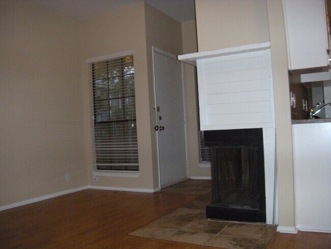 Foto del edificio - HYDE PARK TERRACE - NORTH CAMPUS - PRIVATE UPDATED 1 BEDROOM FOR AUGUST 2026 PRE-LEASE