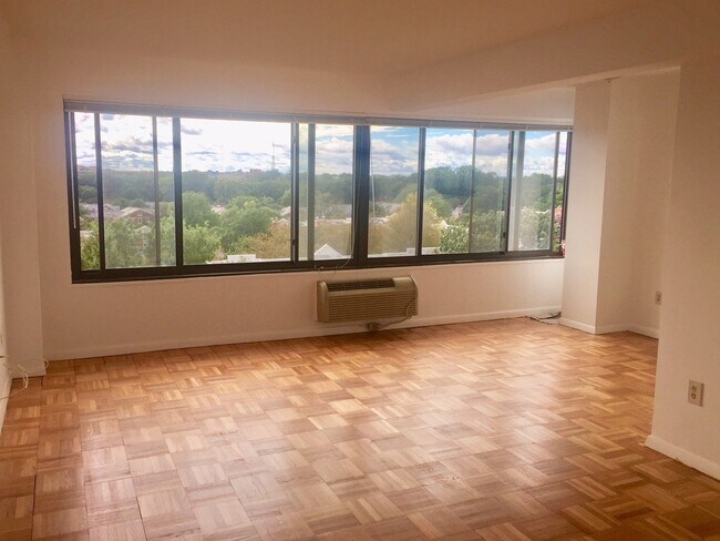 Foto del edificio - GREAT CORNER VIEWS! Wood floor Condo in Perfect DC Location Overlooking McLean Gardens