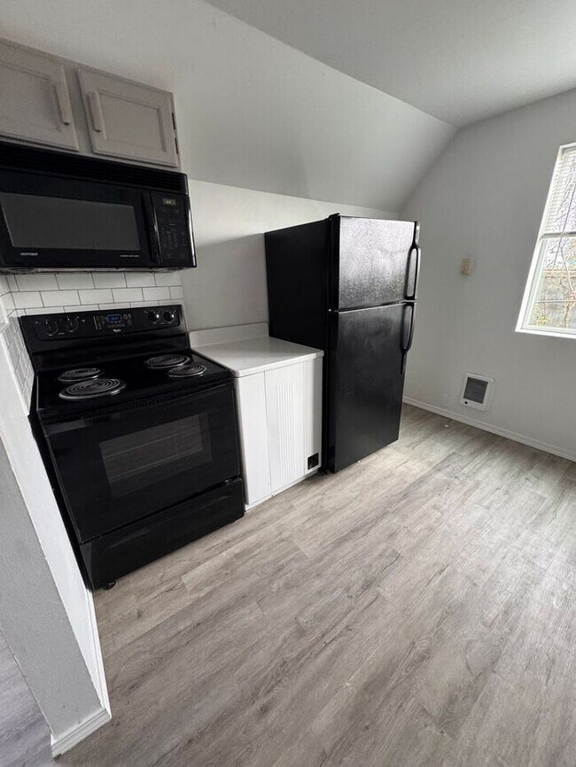 Foto del edificio - Nice 1 Bed, 1 Bath Upper Unit in Tacoma's Lincoln District
