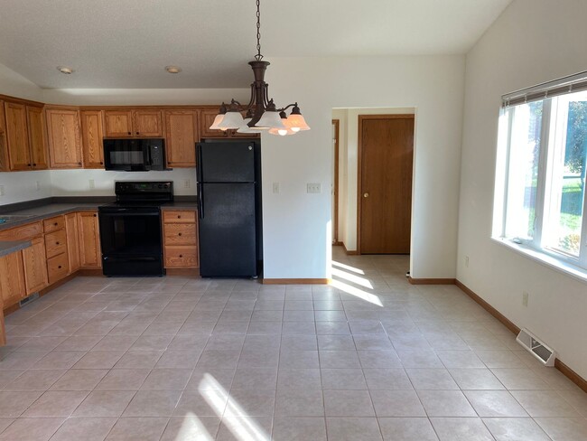 Building Photo - 144911 - 144913 Wineberry Lane