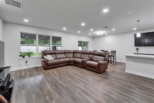 Foto del edificio - 6658 Devlin Ln
