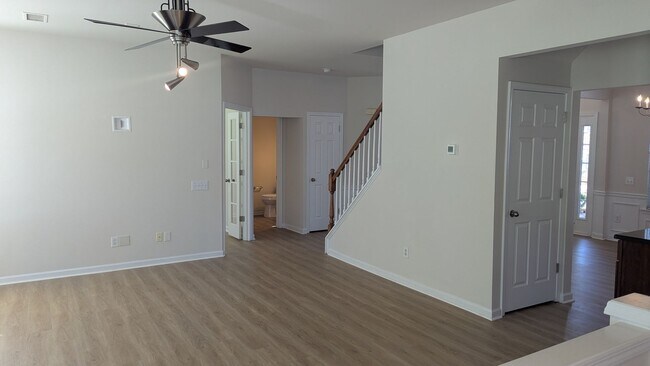 Building Photo - 4 Bedroom + Office in Arbor Hills with Fen...