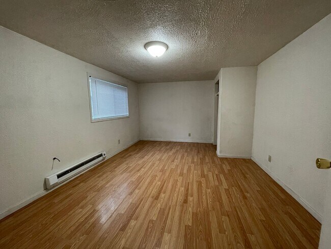 Foto del edificio - 2 Bedroom Downstairs Apartment in Winston