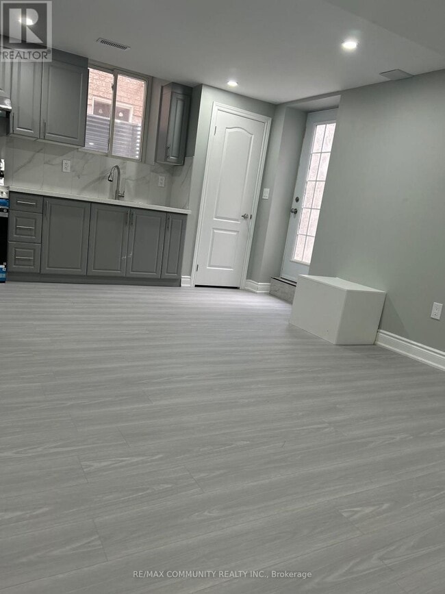 Building Photo - 70 Rosewell Cres