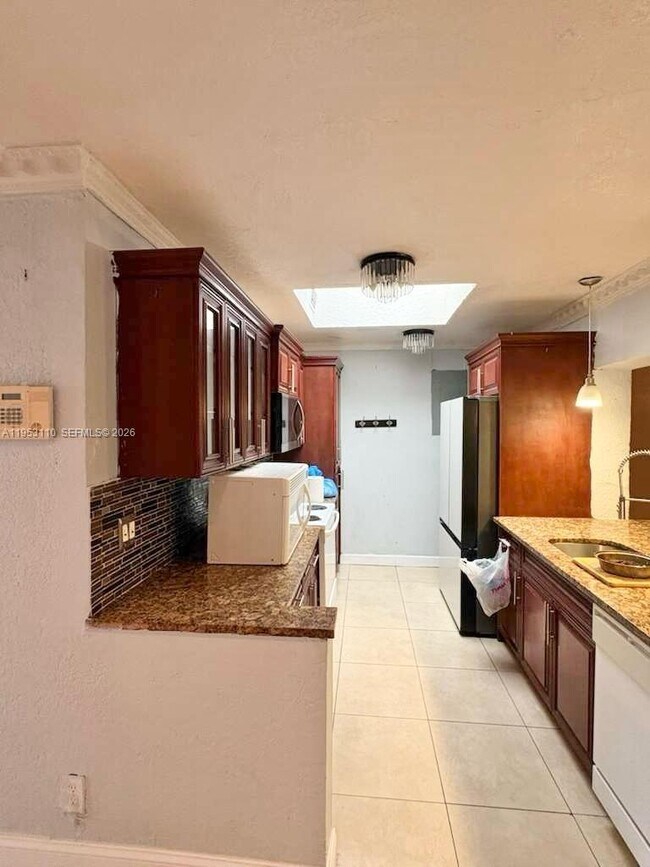 Foto del edificio - 221 NW 40th St