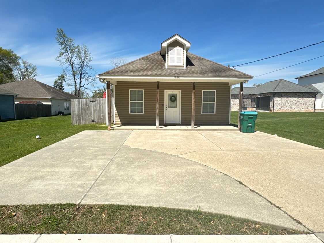 Foto principal - 908 Edwin Neill Way