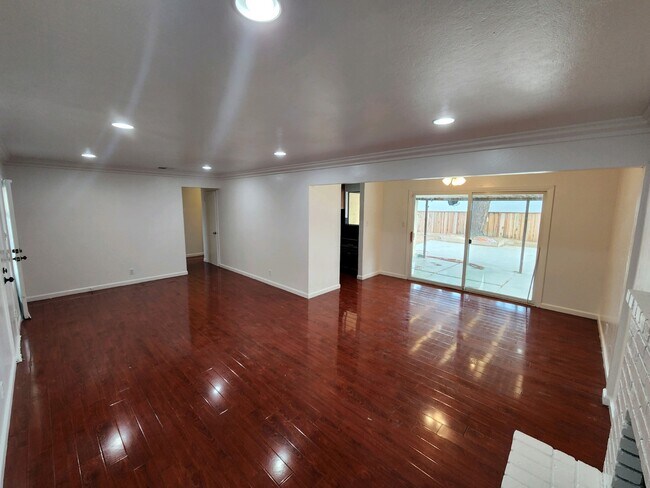 Building Photo - 2937 N Francisco Way
