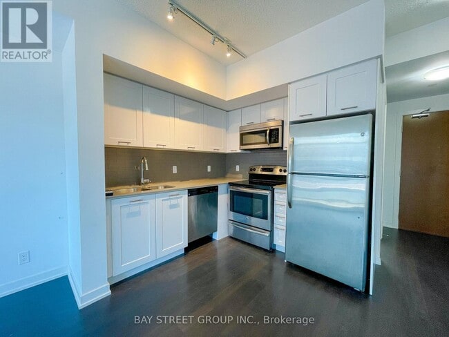 Building Photo - 2212 Lake Shore Blvd W