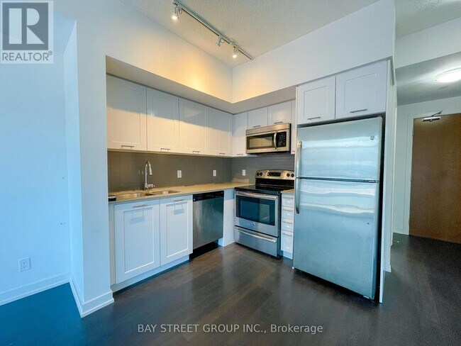 Photo du bâtiment - 2212 Lake Shore Blvd W