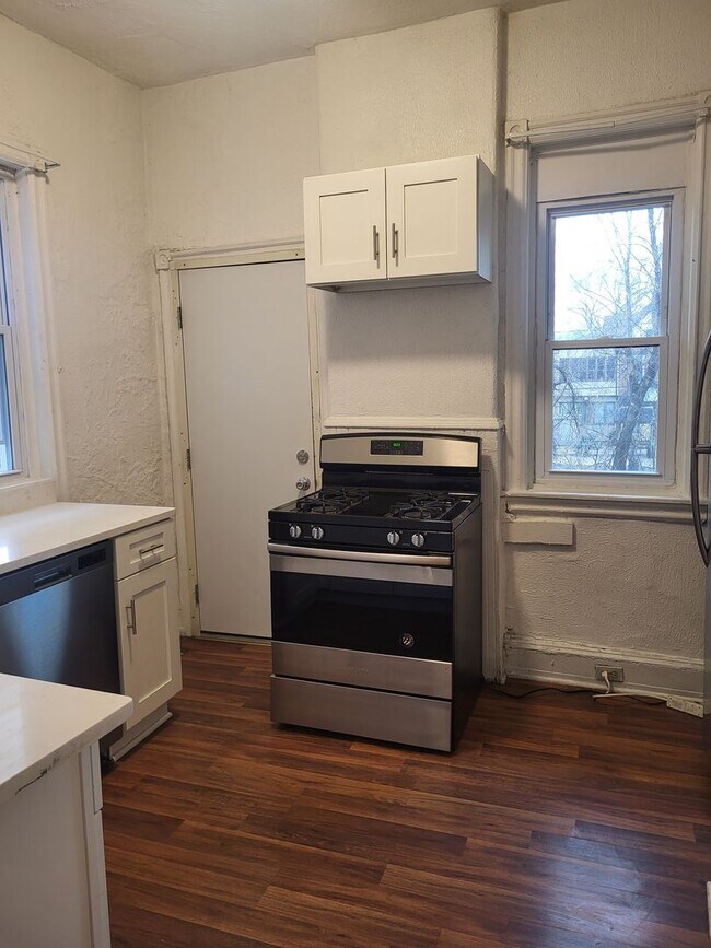 Foto del edificio - Available July 5, 2026! Spacious 4 bedroom/2 bath in Oakland - Close to Pitt Campus!