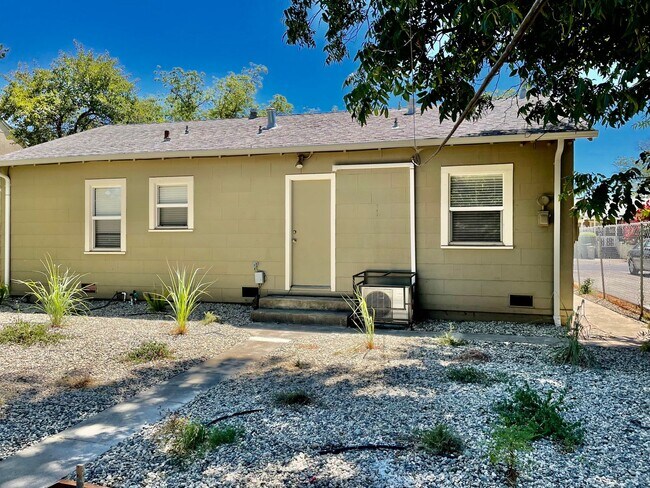 Building Photo - Charming 2 Bed 1 Bath Home
