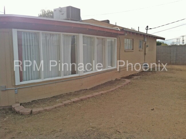 Building Photo - 3002 W Mariposa St