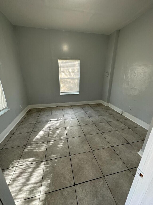 Building Photo - 2176 Kingston St