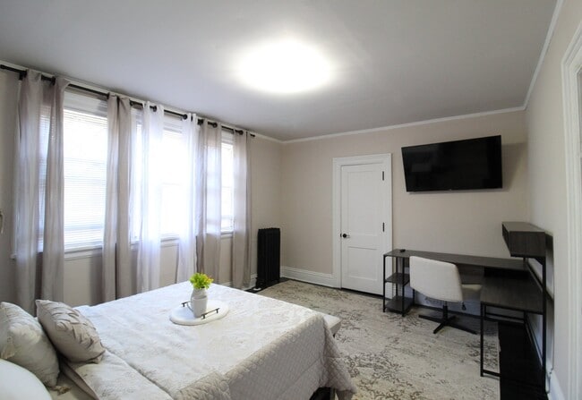 Building Photo - 800 Monroe Ave