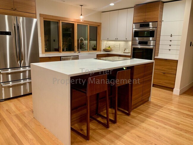 Building Photo - Beautiful, Private, Bright, Remodeled 3 Bd...