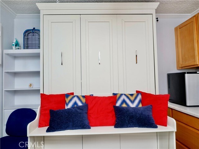 Building Photo - 1220 W 56th St