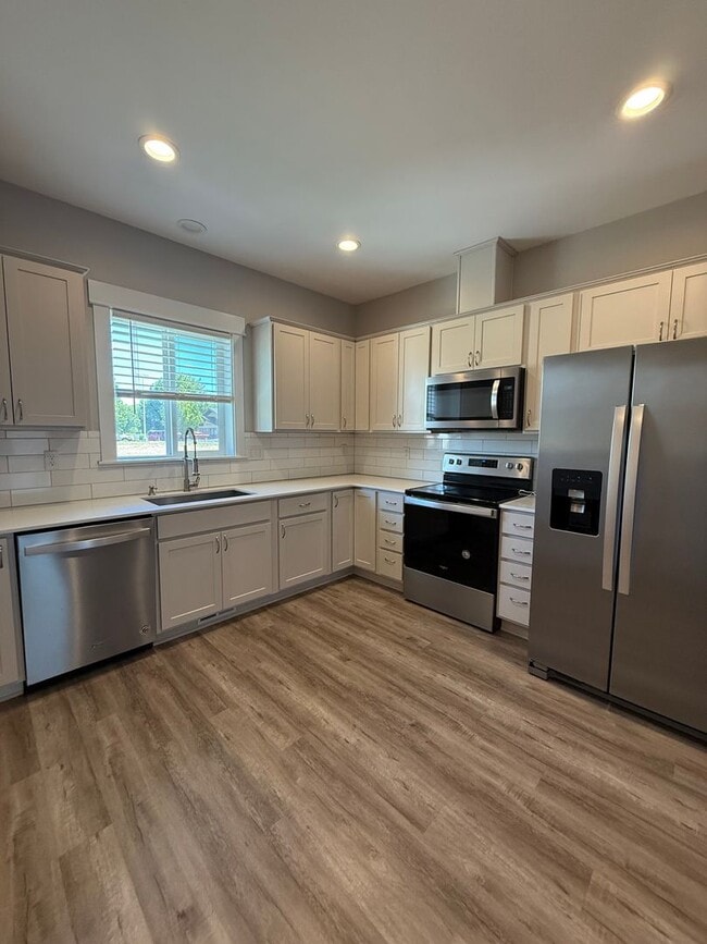 Building Photo - Stunning 3 bedroom townhome.