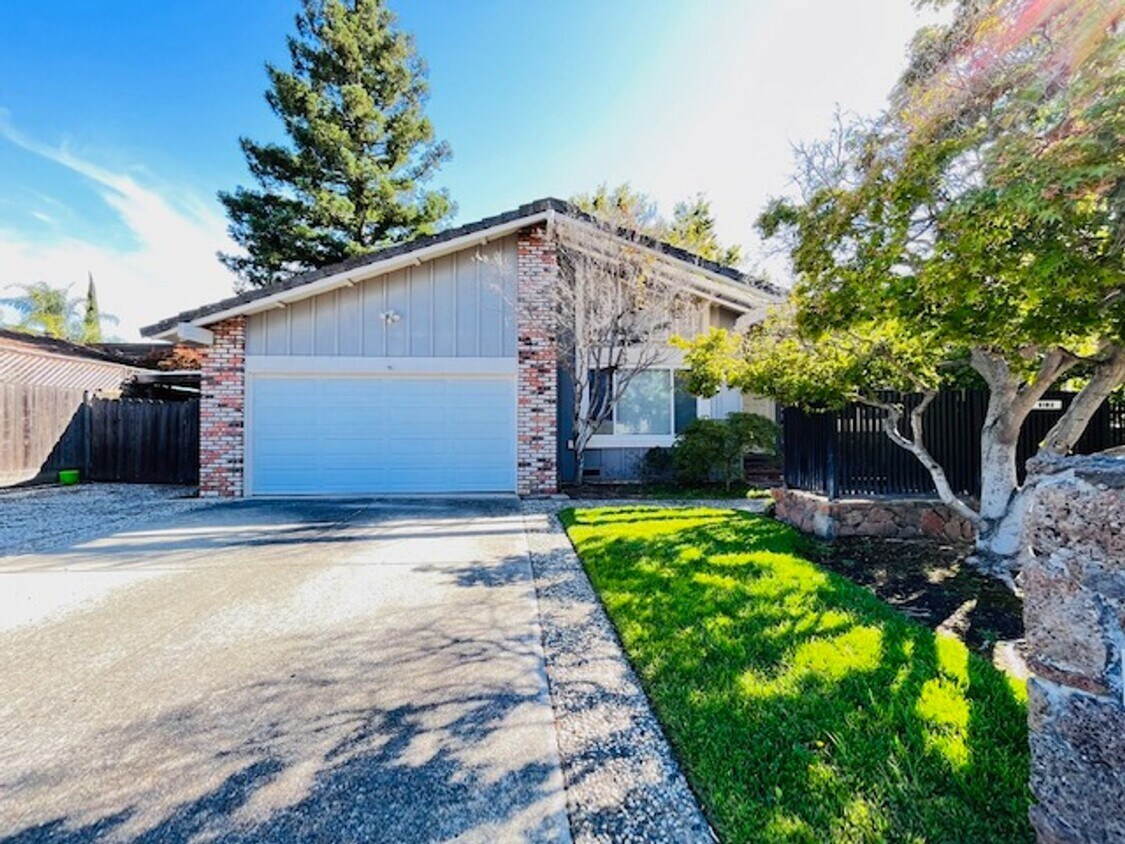 Primary Photo - Charming 4BD/2BA, Single-Story Ranch-Style...
