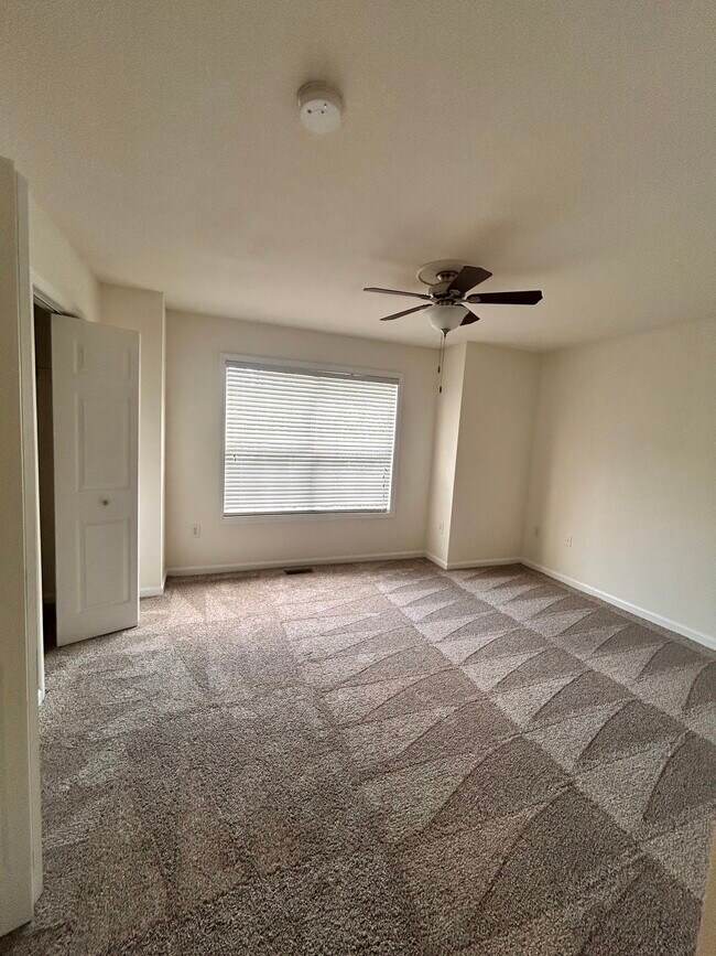 Building Photo - 1081 Fords Pointe Cir