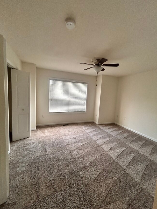 Foto del edificio - 1121 Fords Pointe Cir