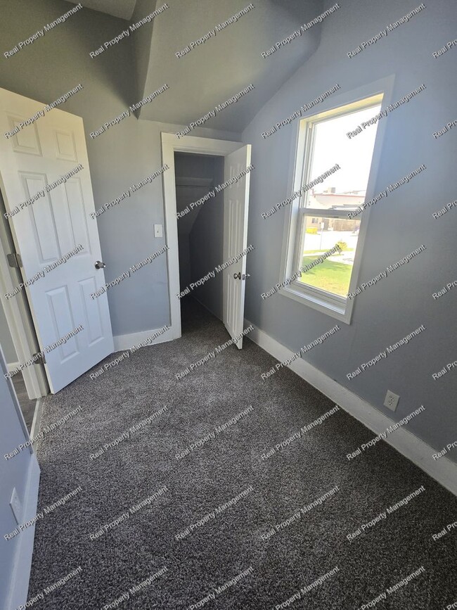 Building Photo - Two Bedroom Main Floor Apartment