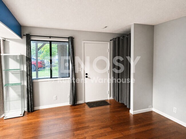 Building Photo - 2BD/1BA Townhome in Plymouth Available Now!