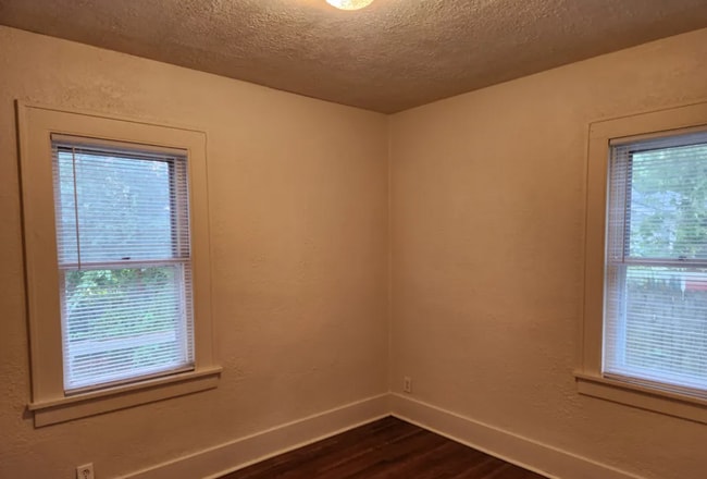 Building Photo - 1650 N Maple Ave