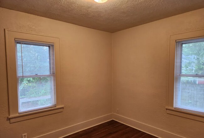 Foto del edificio - 1650 N Maple Ave