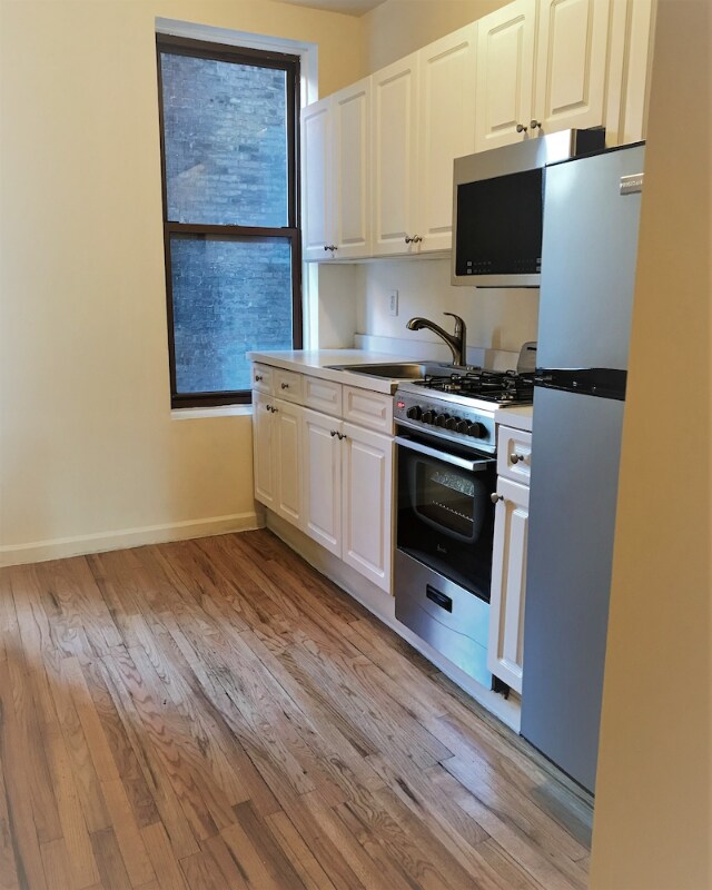 Foto del edificio - 257 W 10th St