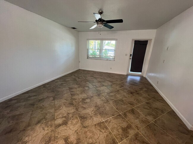 Foto del edificio - 845 NE 37th St