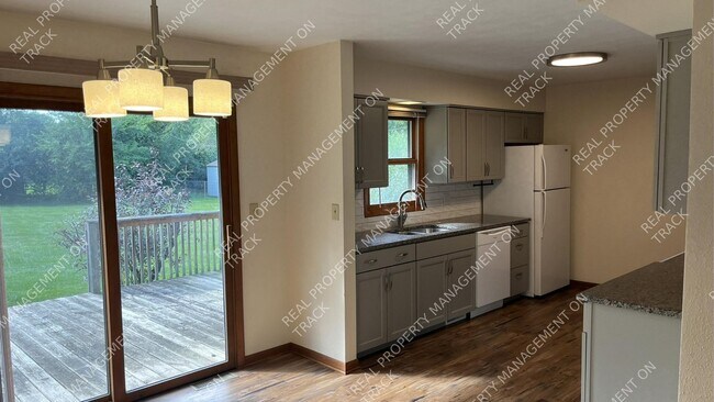Building Photo - 9842 Poppy Dr
