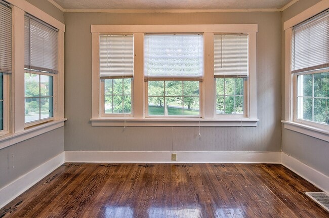 Building Photo - Four Bed Two Bath on the fringe of Dundee, Happy Hallow, and Country Club.  Available May 17, 202...