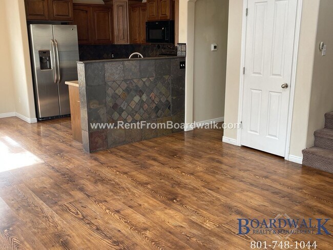 Building Photo - 3 BED 2.5 BATHS IN A SECLUDED AREA IN RIVE...