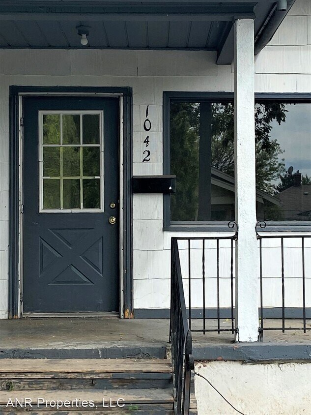 Primary Photo - 3 br, 2 bath Apartment - 1042 E Fremont