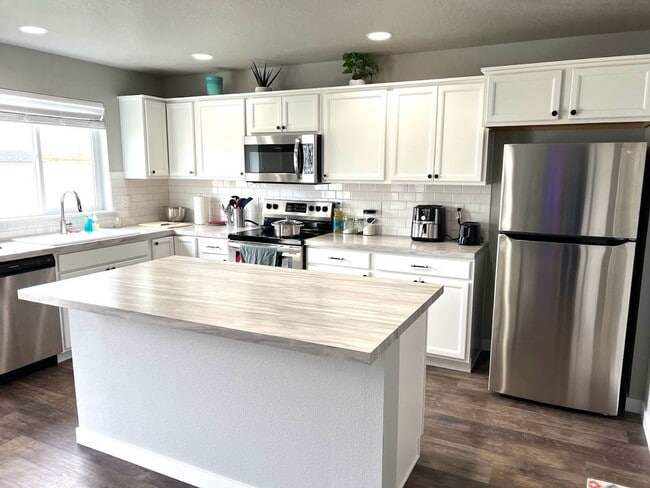 Building Photo - 4-bedroom dream home with a dedicated offi...