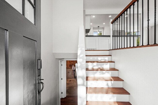 Building Photo - Gorgeous Four Bed-Two Bath Home
