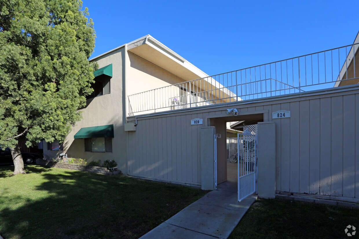 Building Photo - 820 S Walnut Ave