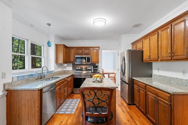 Foto del edificio - Beautiful 4BR, 3.5BA Tri-Level Home in Wel...