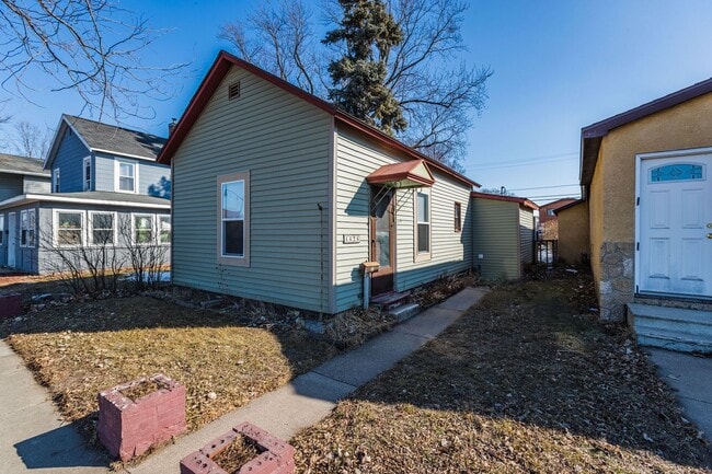 Foto del edificio - House w/ Yard and Garage