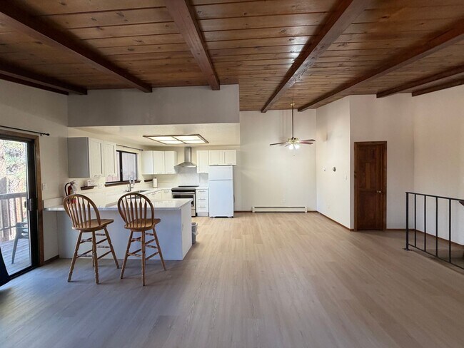 Foto del edificio - Tri-Level Lake Village Condo - 2 Bed + Bonus Room -  with Upgrades