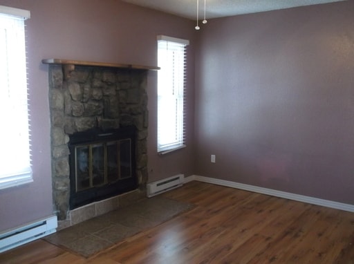 Building Photo - 3 BEDROOM, 1.5 BATHROOM TOWNHOUSE, 2 CAR D...